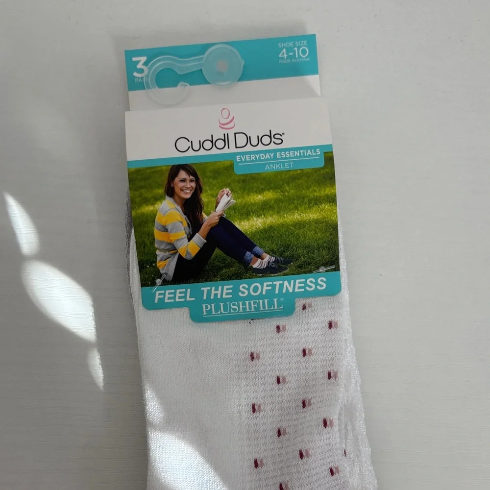 3 pack Cuddl Duds Women Plushfill White Socks with Red Dots